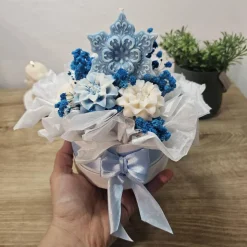 Frostzauber Kerzenblumenstrauß Rapswachs | Schneeflocke & Eisblumen Arrangement | Blau-Weiße Winterdeko Geschenkbox | Ve