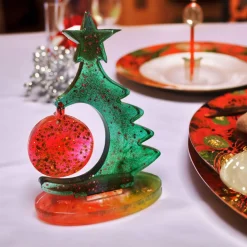 Funkelnder Weihnachtsbaum mit roter Kugel – Handgemachte Resin-Dekoration für die Festtage