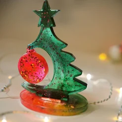 Funkelnder Weihnachtsbaum mit roter Kugel – Handgemachte Resin-Dekoration für die Festtage