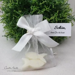 Gastgeschenk mit 2 Seifenfische - FISCHE NATUR - WEIß dekoriert - personalisiert