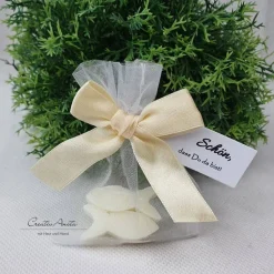 Gastgeschenk mit 2 Seifenfische - FISCHE NATUR - CREME dekoriert - personalisiert