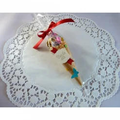 Gastgeschenk zur Einschulung, eine mit Süßigkeiten befüllte Eiswaffel