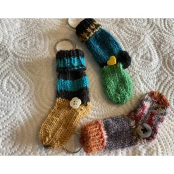 Gastgeschenke für verschiedene Anlässe, Schlüsselanhänger „Kleine Socke“ im 3-er-Set, bunte Schlüsselanhänger