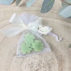 Gastgeschenke mit je 3 Seifen Kleeblätter GRÜN verpackt & dekoriert