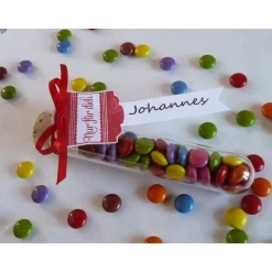 Gastgeschenk/Platzkarte zur Einschulung / Reagenzröhrchen befüllt mit Schokolinsen und Namensanhänger