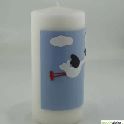 Geburtskerze personalisierbar mit fliegendem Storch auf blauem Himmel mit Wolken, Geschenk Geburt mit Namen