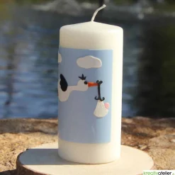 Geburtskerze personalisierbar mit fliegendem Storch auf blauem Himmel mit Wolken, Geschenk Geburt mit Namen