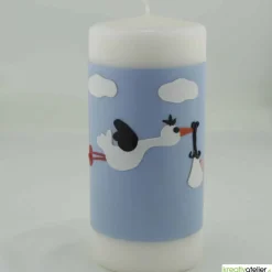 Geburtskerze personalisierbar mit fliegendem Storch auf blauem Himmel mit Wolken, Geschenk Geburt mit Namen