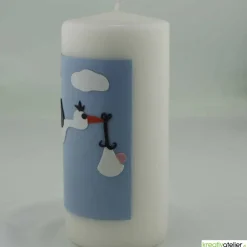 Geburtskerze personalisierbar mit fliegendem Storch auf blauem Himmel mit Wolken, Geschenk Geburt mit Namen