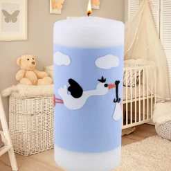 Geburtskerze personalisierbar mit fliegendem Storch auf blauem Himmel mit Wolken, Geschenk Geburt mit Namen