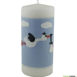 Geburtskerze personalisierbar mit fliegendem Storch auf blauem Himmel mit Wolken, Geschenk Geburt mit Namen