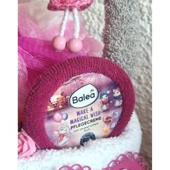 Geburtstag Geschenkkorb Wellness pink Jute personalisiert mit Schlüsselanhänger & Handtuch Torte