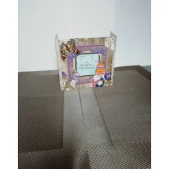 Geburtstagskarte für eine Frau in lila mit einem kleinen Wichtel