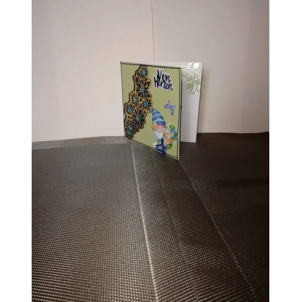 Geburtstagskarte für eine Frau verspielt mit einem kleinen Wichtel