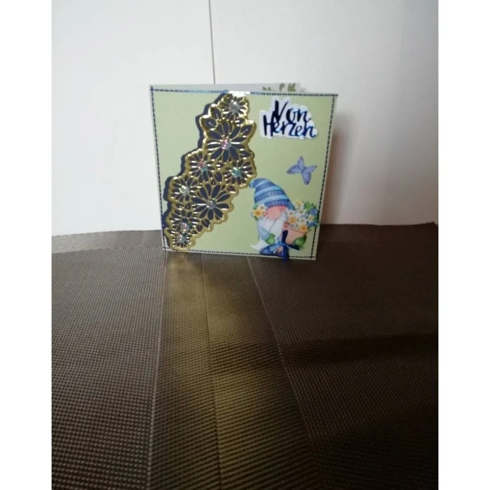 Geburtstagskarte für eine Frau verspielt mit einem kleinen Wichtel