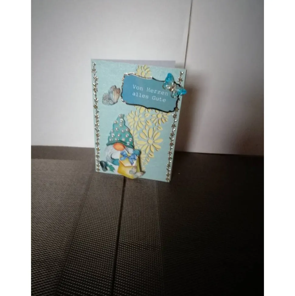 Geburtstagskarte für eine Frau in hellblau verspielt mit einem kleinen Wichtel