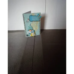 Geburtstagskarte für eine Frau in hellblau verspielt mit einem kleinen Wichtel