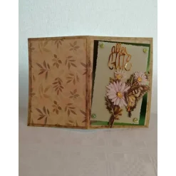 Geburtstagskarte für eine Frau in grün mit weissen Blumen und einem Schmetterling