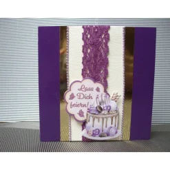 Geburtstagskarte für eine Frau in lila mit Kuchen