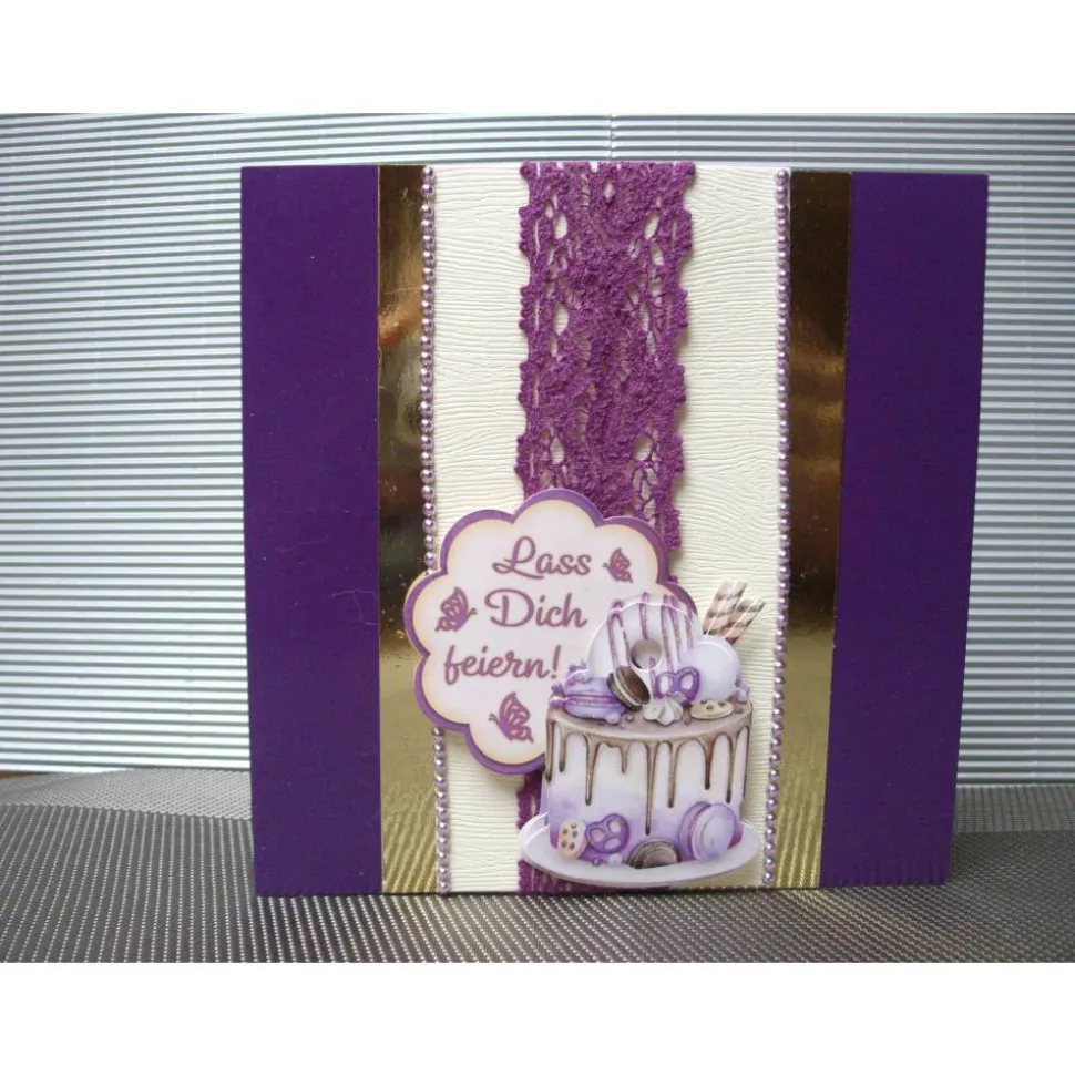 Geburtstagskarte für eine Frau in lila mit Kuchen