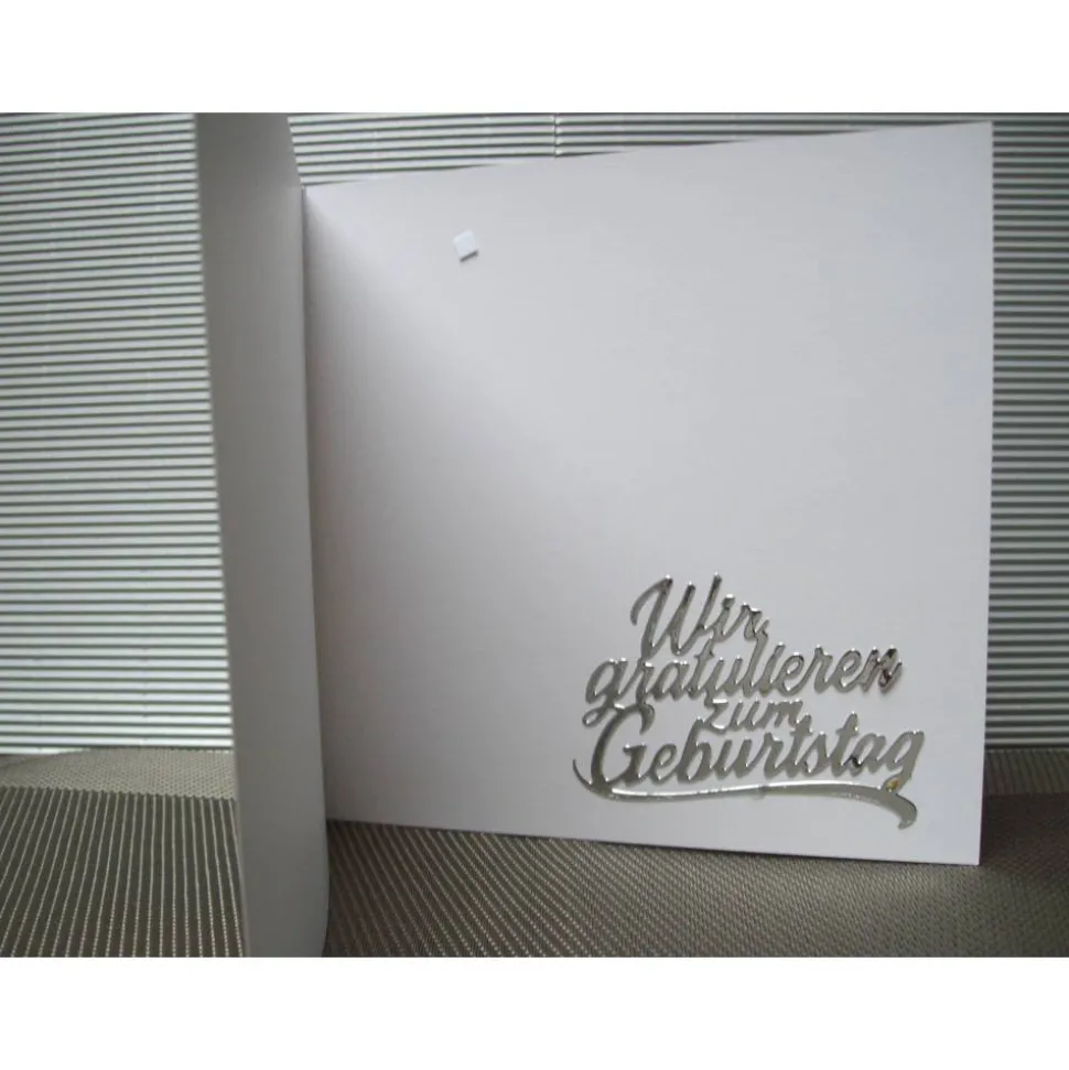 Geburtstagskarte für eine Frau in lila mit Kuchen