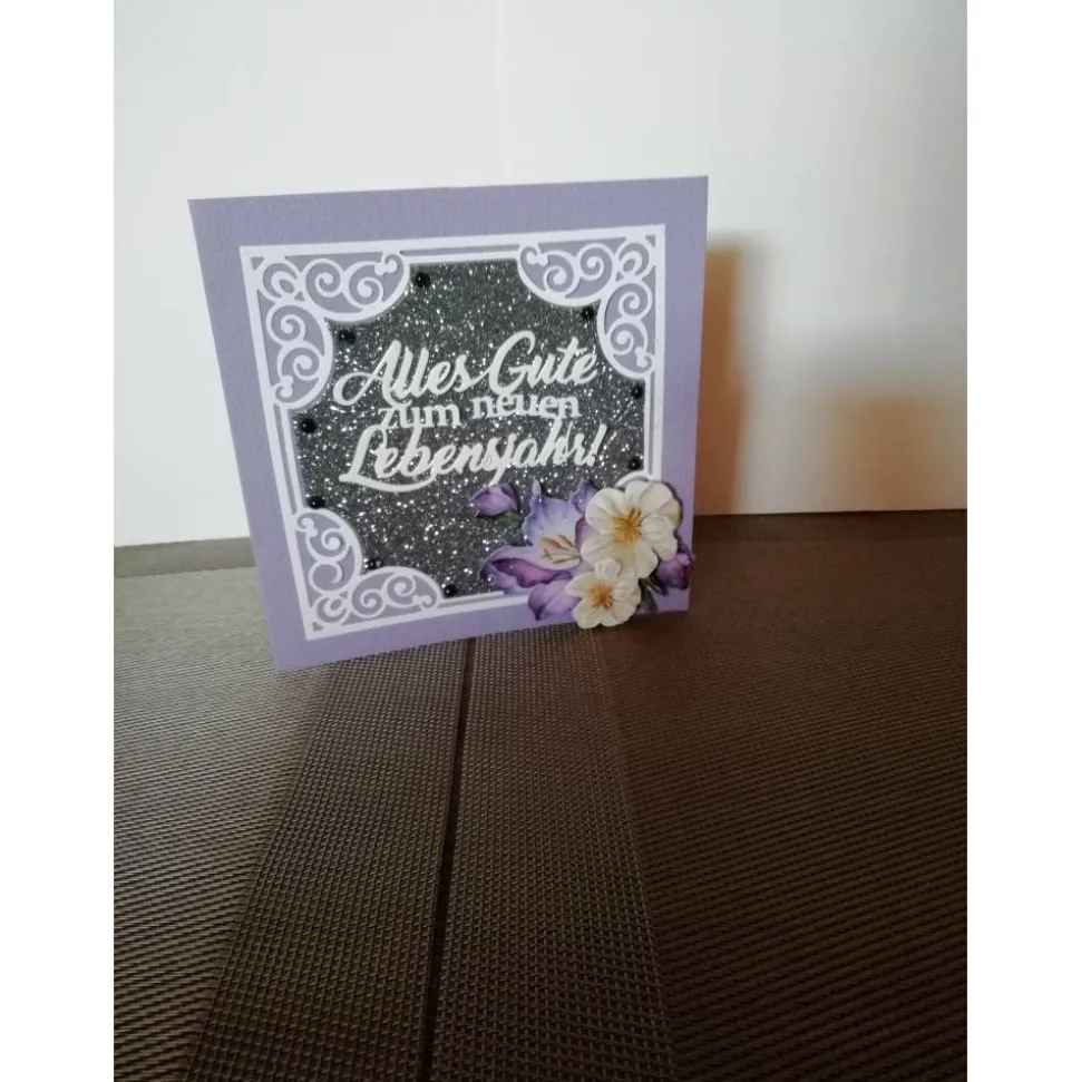 Geburtstagskarte für eine Frau in lila mit einer Blume