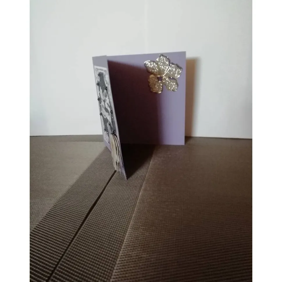 Geburtstagskarte für eine Frau in lila mit einer Blume