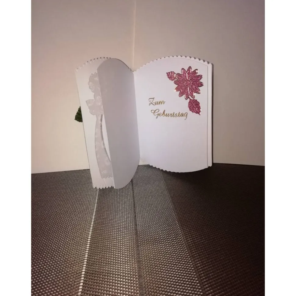 Geburtstagskarte für eine Frau in cremeweiss mit rosafarbener Blume