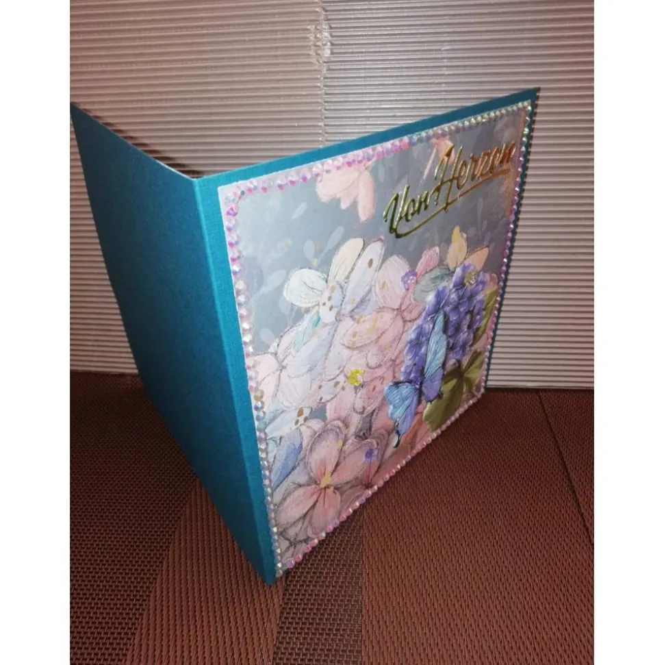 Geburtstagskarte in türkisblau für eine Frau mit Blumen und einem Schmetterling