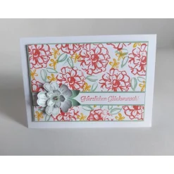 Geburtstagskarte mit bestempeltem Hintergrund