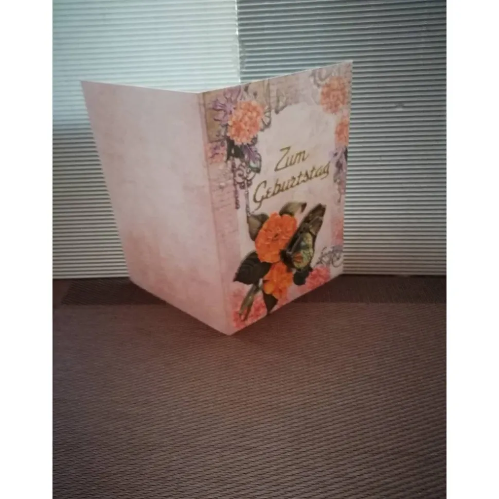 Geburtstagskartefür eine Frau mit gelben Blumen und Schmetterling