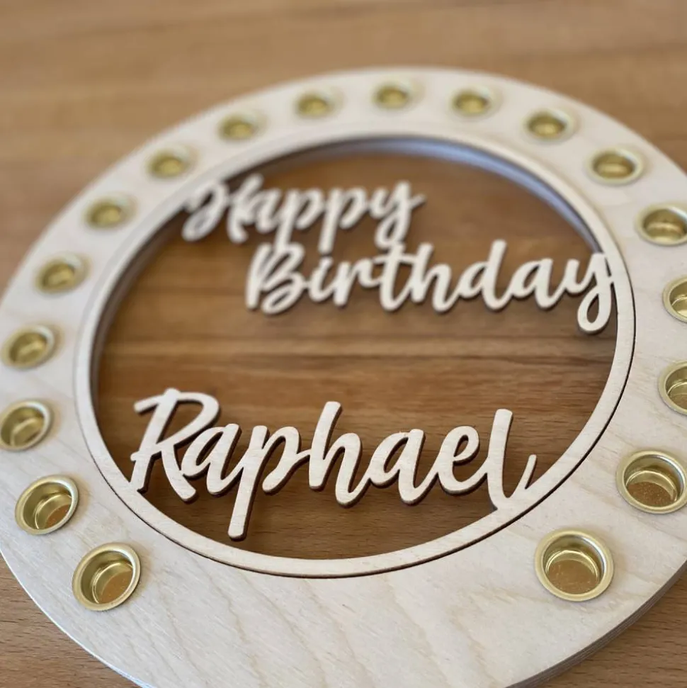 Geburtstagskranz mit 18 Kerzenhaltern & personalisiertem Einleger – selbstgefertigte Holzdekoration