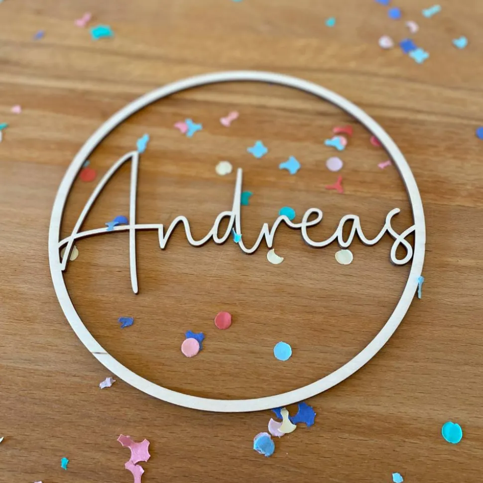 Geburtstagskranz mit 18 Kerzenhaltern & personalisiertem Einleger – selbstgefertigte Holzdekoration