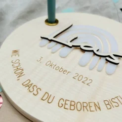 Geburtstagsteller "Lias" aus Buchenholz mit weißem Regenbogen aus Acryl, personalisiert, Geburtstagstisch