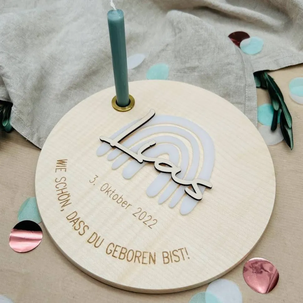 Geburtstagsteller "Lias" aus Buchenholz mit weißem Regenbogen aus Acryl, personalisiert, Geburtstagstisch