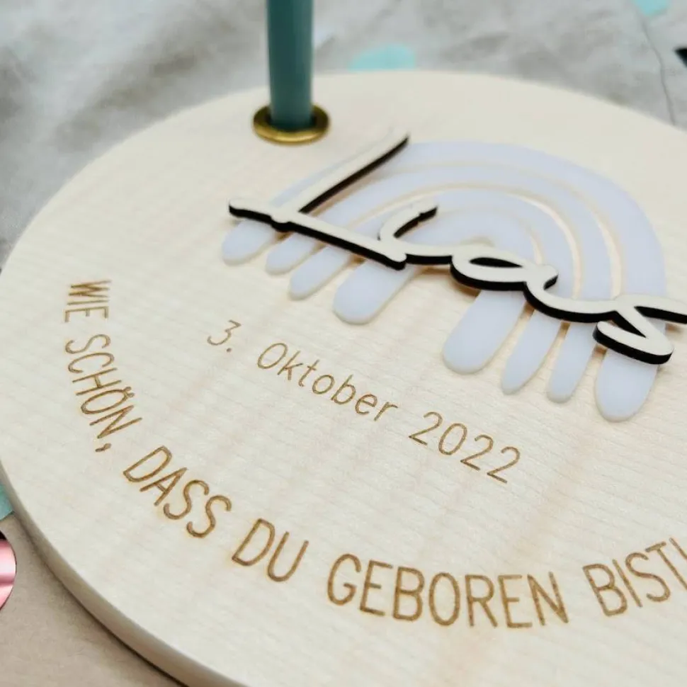 Geburtstagsteller "Lias" aus Buchenholz mit weißem Regenbogen aus Acryl, personalisiert, Geburtstagstisch