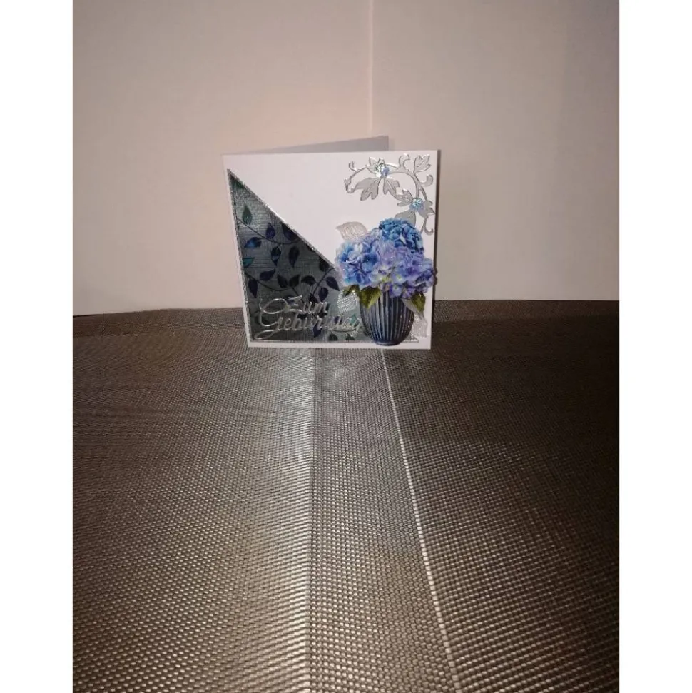 Geburtststagskarte für eine Frau verspielt mit blauen Hortensien