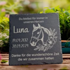 Gedenken, Grabschmuck  Pferd