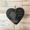 Gedenkherz aus Schiefer mit Foto & Gravur – „Wir vermissen Dich“ | Persönliches Erinnerungsherz