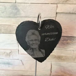 Gedenkherz aus Schiefer mit Foto & Gravur – „Wir vermissen Dich“ | Persönliches Erinnerungsherz