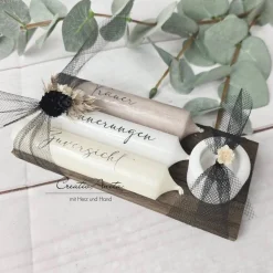 Gedenkkerzen auf Holzbrett mit Kerzenständer - Trauerkerzen beschriftet