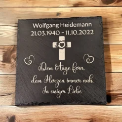 Gedenktafel/ Grabschmuck aus Schiefer, Kreuz, Personalisiert
