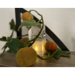Gefilzte Kürbisranke mit runden Früchten – handgemachte Herbstdeko aus Wollfilz, ca. 124 cm lang