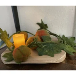 Gefilzte Kürbisranke mit runden Früchten – handgemachte Herbstdeko aus Wollfilz, ca. 124 cm lang