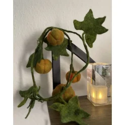 Gefilzte Kürbisranke mit runden Früchten – handgemachte Herbstdeko aus Wollfilz, ca. 124 cm lang