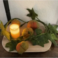 Gefilzte Kürbisranke mit runden Früchten – handgemachte Herbstdeko aus Wollfilz, ca. 124 cm lang