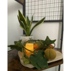 Gefilzte Kürbisranke mit runden Früchten – handgemachte Herbstdeko aus Wollfilz, ca. 124 cm lang