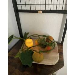 Gefilzte Kürbisranke mit runden Früchten – handgemachte Herbstdeko aus Wollfilz, ca. 124 cm lang