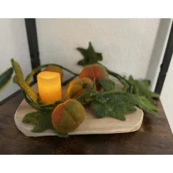 Gefilzte Kürbisranke mit runden Früchten – handgemachte Herbstdeko aus Wollfilz, ca. 124 cm lang