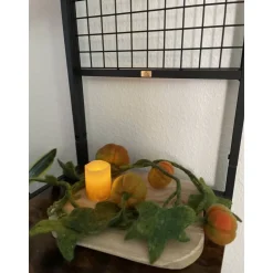 Gefilzte Kürbisranke mit runden Früchten – handgemachte Herbstdeko aus Wollfilz, ca. 124 cm lang